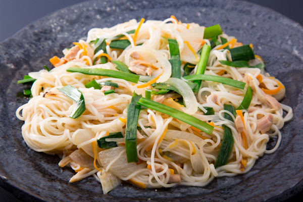 沖縄の伝統料理、そうめんチャンプルー