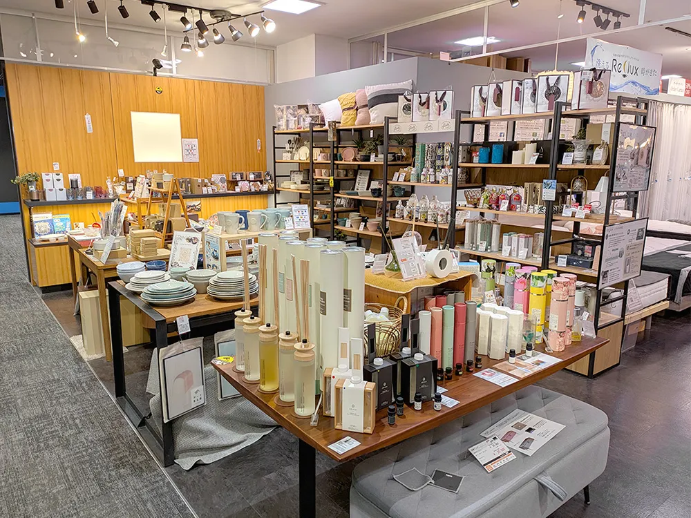 横浜ワールドポーターズ店（神奈川県横浜市） - ソファー、モダン家具