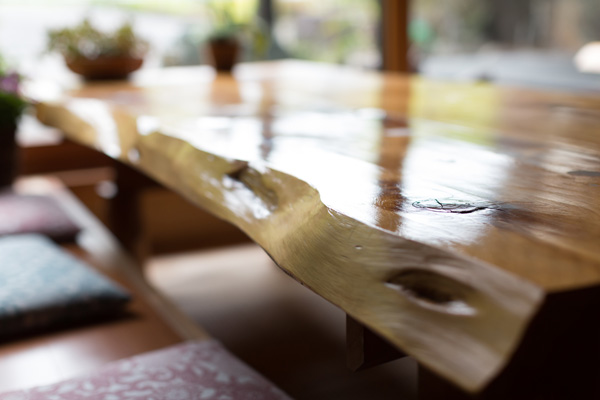 ダイニングテーブルの傷を目立たなくするお手入れ方法 - ソファー