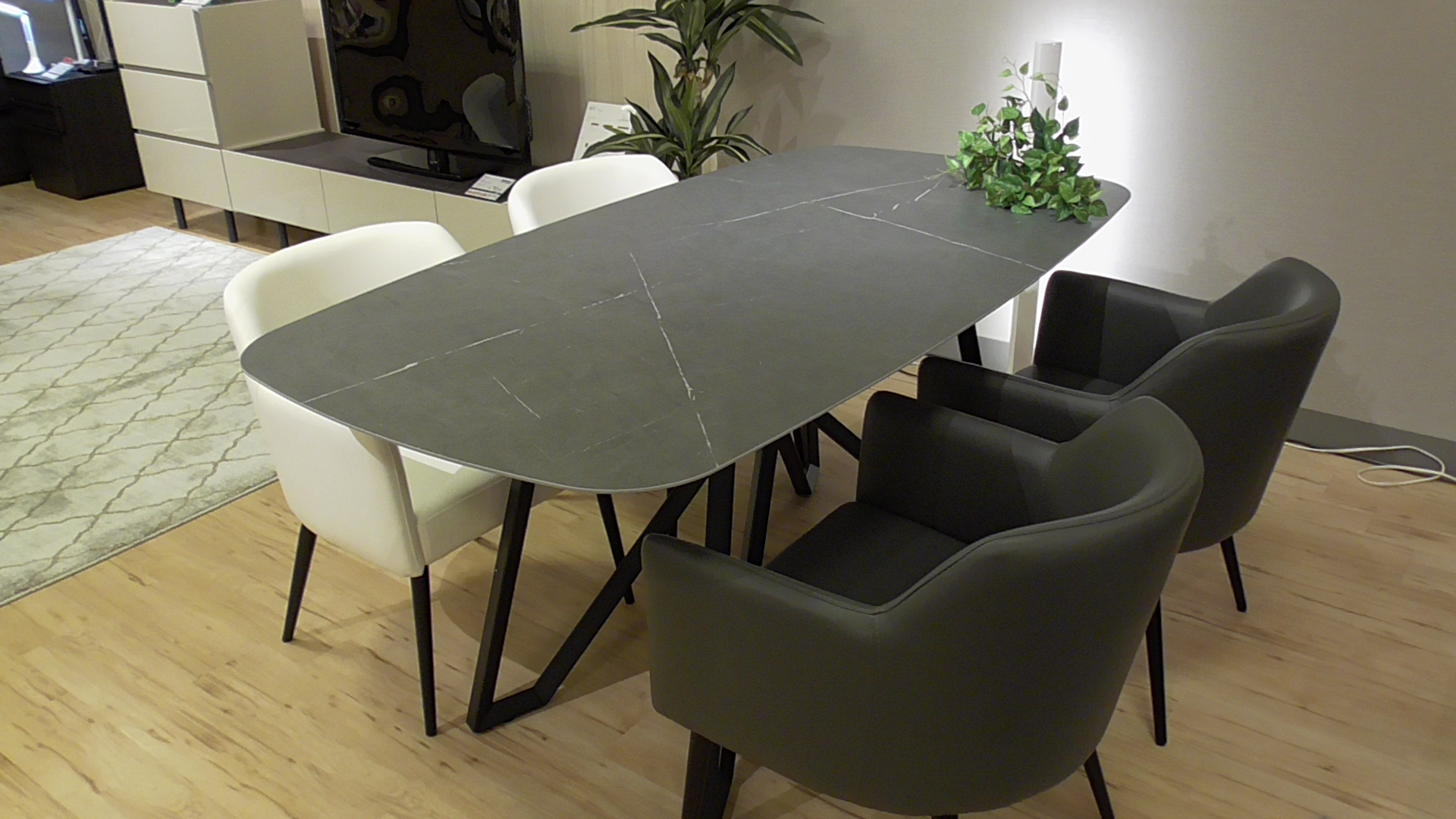 ボーナス時期‼️クラスティーナ　COAL ダイニングソファー ボーナス時期‼️クラスティーナ COAL ダイニングソファー - メルカリ